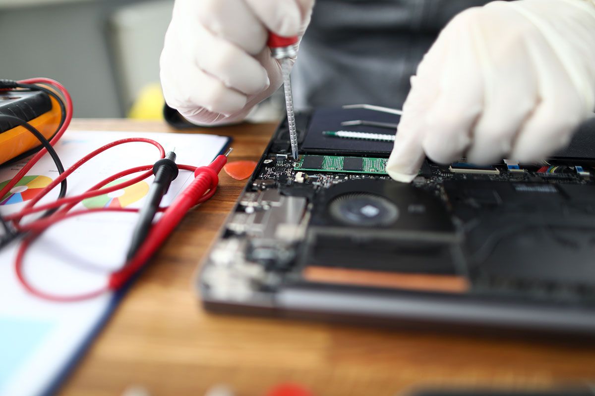 Mitarbeiter repariert Technik